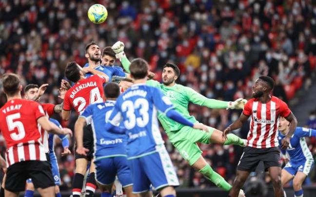 Rui Silva, portero del Betis, trata de despejar un balón de puños por el que pugna Mikel Balenziaga.