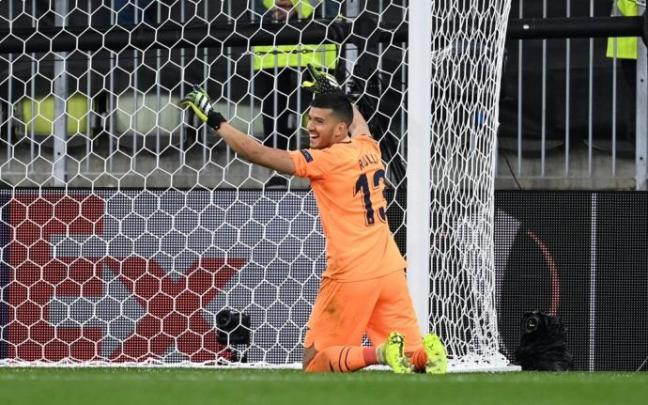 Rulli celebra su decisiva parada a De Gea en la final de la Europa League.