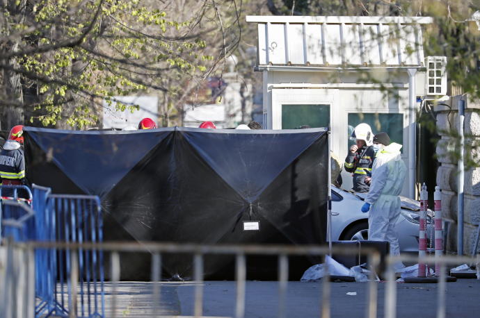 Agentes policiales observan el escenario del suceso.