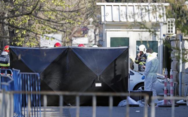 Agentes policiales observan el escenario del suceso.