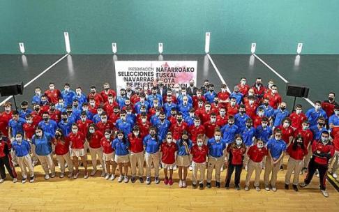 Los más de 100 pelotaris y técnicos que acudieron ayer a la presentación posan con las autoridades en el frontón Labrit.