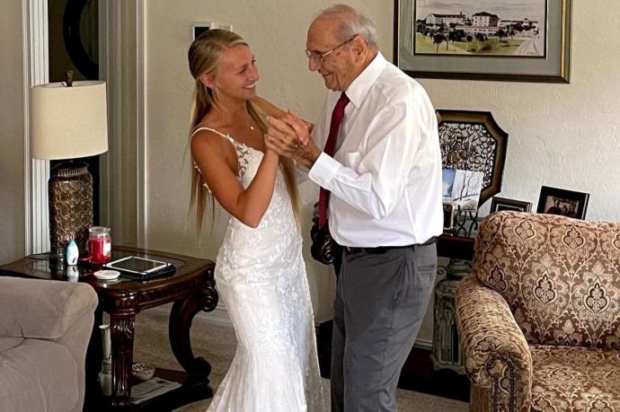 Natalie Browning baila con su abuelo, Nelson May, en el domicilio de este en Florida.