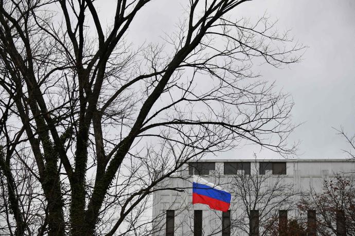 La bandera rusa ondea frente a la embajada de Rusia en Washington.