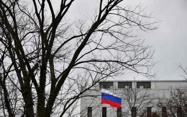 La bandera rusa ondea frente a la embajada de Rusia en Washington.