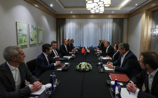 Imagen de la reunión que mantienen este jueves la delegeción diplomática rusa y ucraniana.