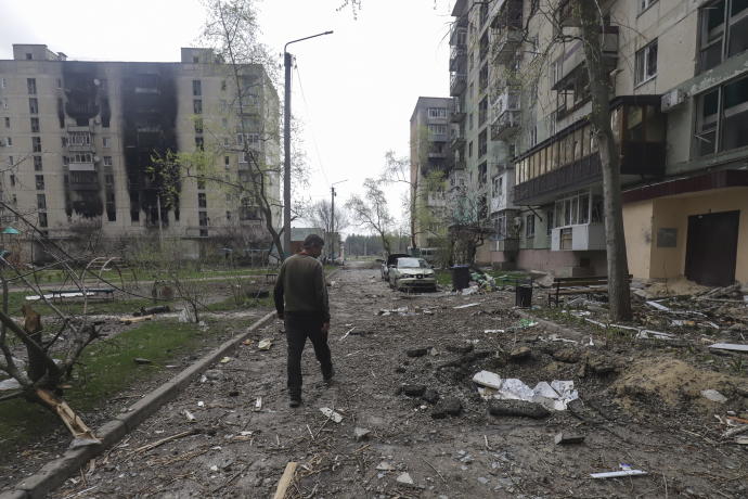 Un hombre pasea entre escombros en la ciudad de Severodonetsk, en el noroeste de Lugansk.