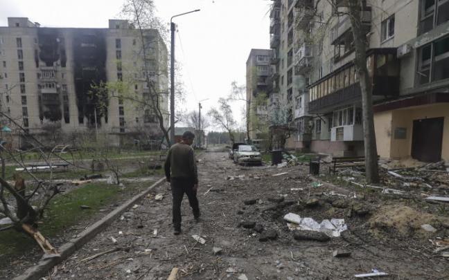 Un hombre pasea entre escombros en la ciudad de Severodonetsk, en el noroeste de Lugansk.