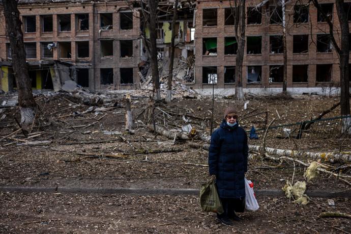 Una mujer camina ante un edificio destrozado por un misil a las afueras de Kiev.