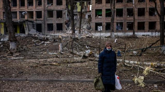 Una mujer camina ante un edificio destrozado por un misil a las afueras de Kiev.