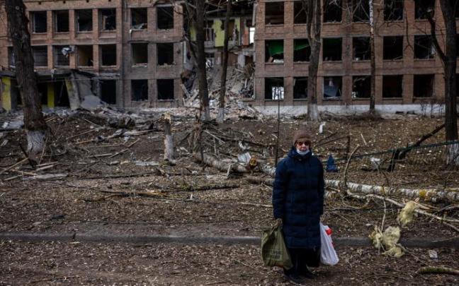 Una mujer camina ante un edificio destrozado por un misil a las afueras de Kiev.