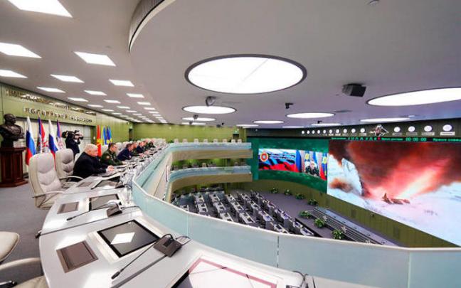 Putin se reúne en el Centro de Control Nacional de Defensa en Moscú.