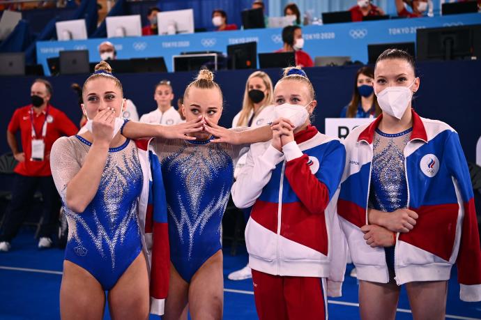 Las gimnastas rusas tras ganar el oro en la final femenina por equipos.