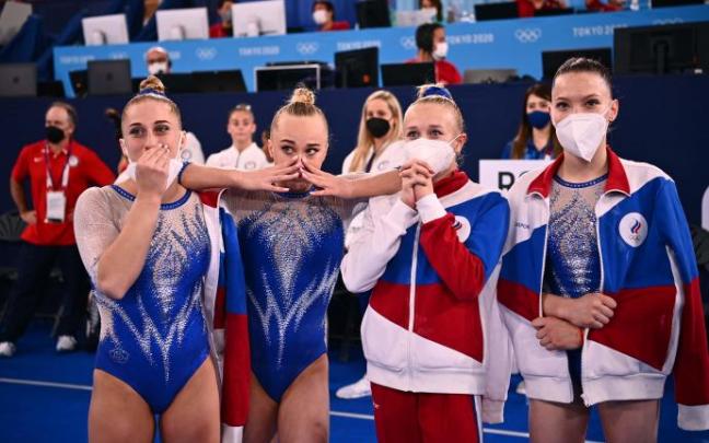 Las gimnastas rusas tras ganar el oro en la final femenina por equipos. Las gimnastas rusas tras ganar el oro en la final femenina por equipos.