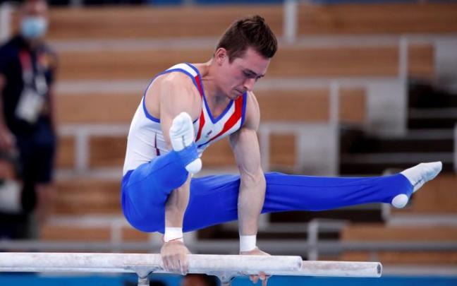 David Belyavskiy durante el ejercicio de barras paralelas. David Belyavskiy durante el ejercicio de barras paralelas.