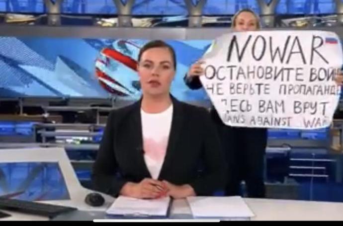 Maria Ovsianikova protestando en televisión.