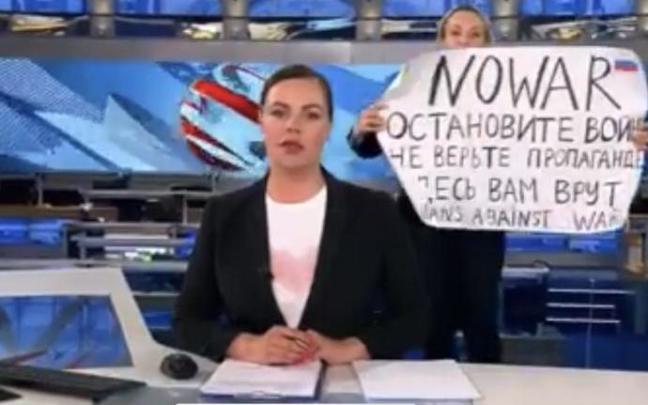 Maria Ovsianikova protestando en televisión. Maria Ovsianikova protestando en televisión.