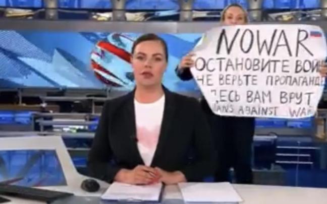 Maria Ovsianikova protestando en televisión.