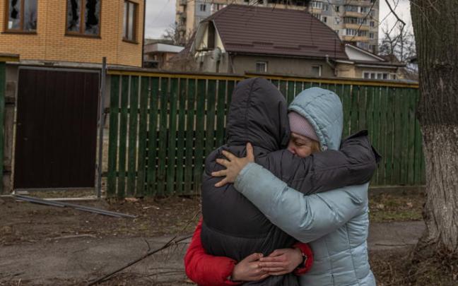 Una mujer llora mientras abraza a su hermana tras el ataque de las tropas rusas a la ciudad.