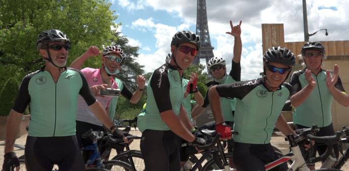 Lafita y su equipo, en la imagen en París, han pedaleado 900 kilómetros en bicicleta hasta Bruselas.