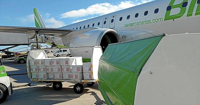 Proceso de descarga en un vuelo de Binter. Foto: Vasco Air Cargo