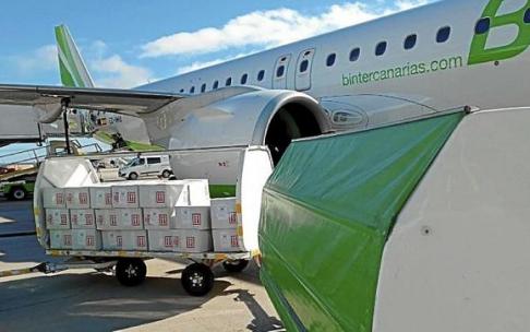 Proceso de descarga en un vuelo de Binter. Foto: Vasco Air Cargo