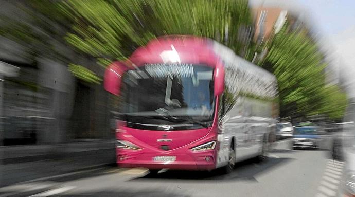 Un vehículo de Álava Bus circula por Vitoria. Foto: Josu Chavarri