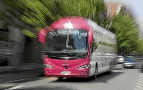 Un vehículo de Álava Bus circula por Vitoria. Foto: Josu Chavarri
