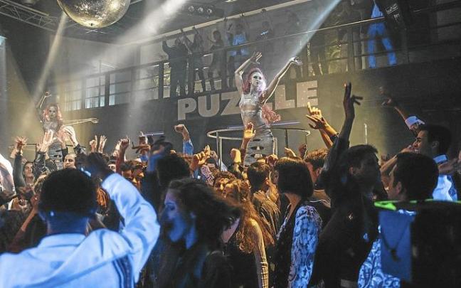 Imagen de la serie ‘La Ruta’, con una de las discotecas recreadas. Foto: Atresmedia