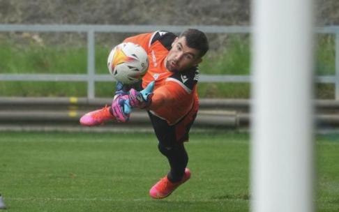 Ryan se estira en un entrenamiento en Zubieta
