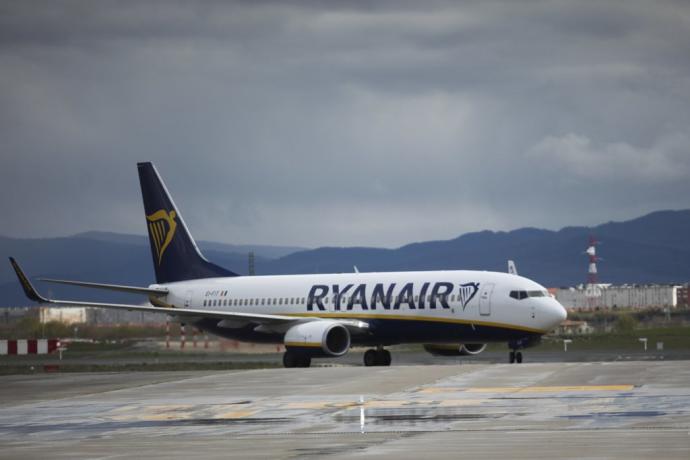 Aeronave de Ryanair tomando tierra en el aeropuerto de Foronda.