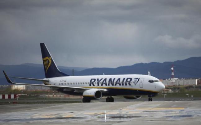 Aeronave de Ryanair tomando tierra en el aeropuerto de Foronda. Aeronave de Ryanair tomando tierra en el aeropuerto de Foronda.