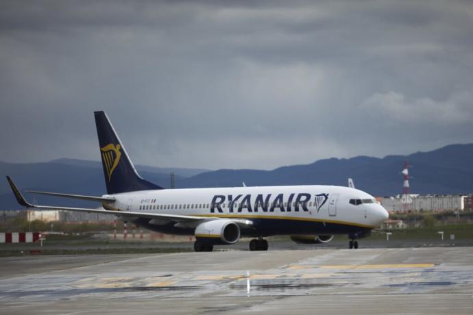 Aeronave de Ryanair en el aeropuerto de Foronda.