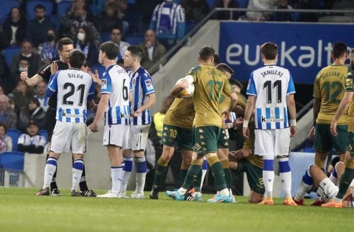 David Silva protesta a Díaz de Mera su expulsión ante el Betis.