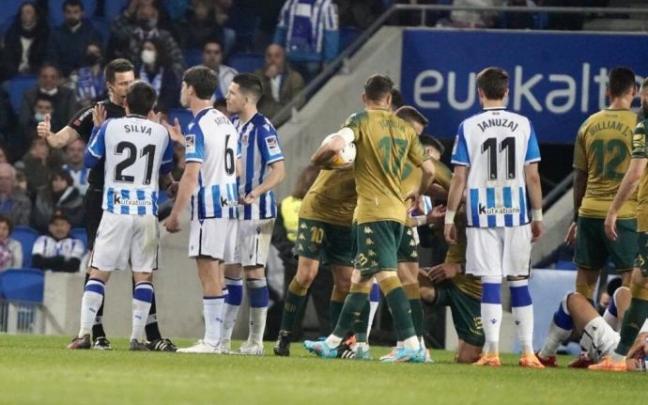 David Silva protesta a Díaz de Mera su expulsión ante el Betis. David Silva protesta a Díaz de Mera su expulsión ante el Betis.