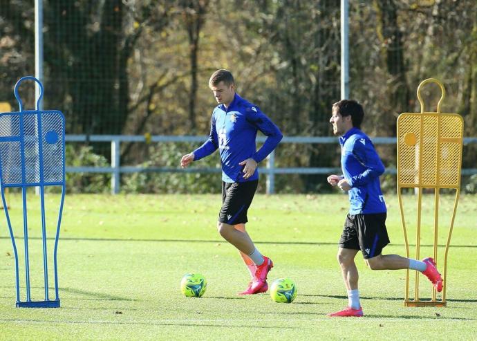 Sorloth, con Silva, en un entrenamiento en Zubieta.