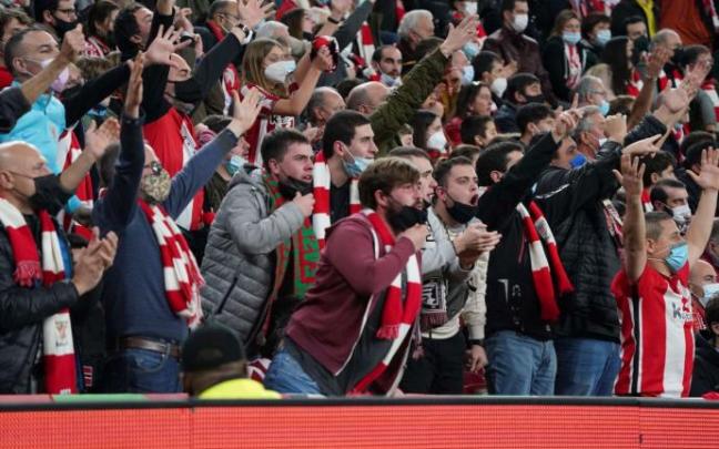 Aficionados del Athletic en las gradas de San Mamés Aficionados del Athletic en las gradas de San Mamés