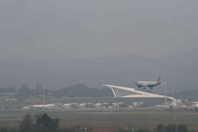 La niebla obliga a desviar un vuelo en Loiu.