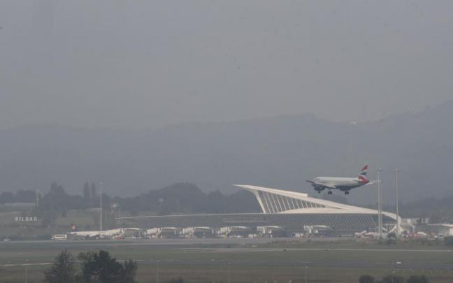 La niebla obliga a desviar un vuelo en Loiu. La niebla obliga a desviar un vuelo en Loiu.