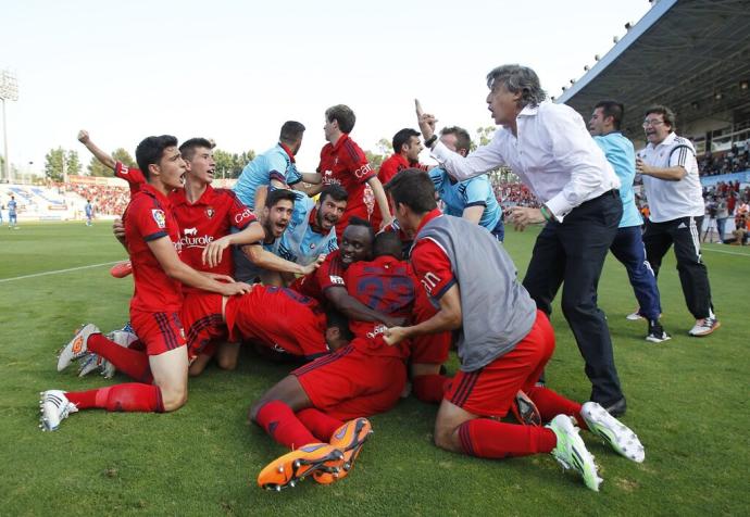 Piña de los jugadores de Osasuna y del entrenador tras el segundo gol.