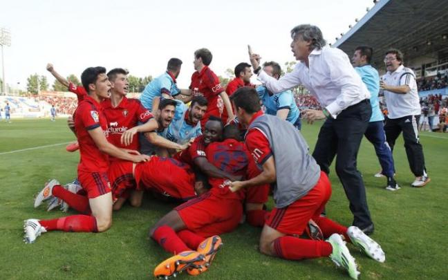 Piña de los jugadores de Osasuna y del entrenador tras el segundo gol. Piña de los jugadores de Osasuna y del entrenador tras el segundo gol.