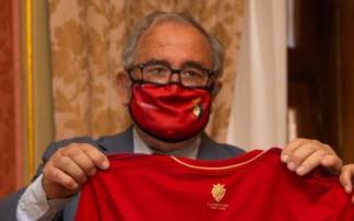 El presidente de Osasuna Luis Sabalza, durante un acto.