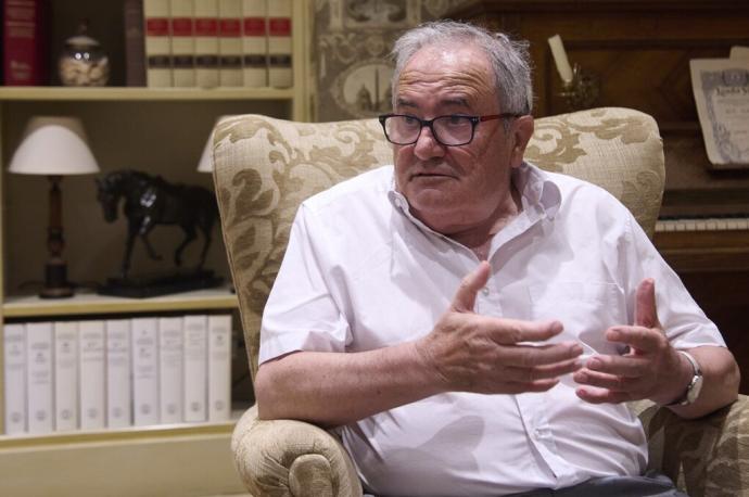 Luis Sabalza, en la biblioteca del Hotel La Perla de Pamplona.