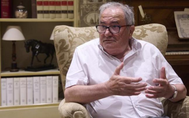 Luis Sabalza, en la biblioteca del Hotel La Perla de Pamplona.