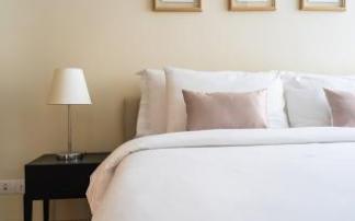 Un dormitorio con la cama perfectamente hecha. Un dormitorio con la cama perfectamente hecha.