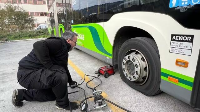 Imagen sabotaje en diciembre en las cocheras de Bizkaibus en Aparkavisa. OSKAR M. BERNAL. Deia.