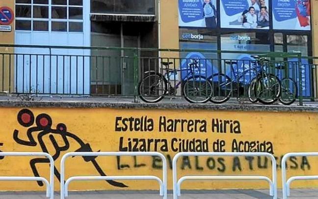 Sabotaje racista en un mural de Estella Sabotaje racista en un mural de Estella