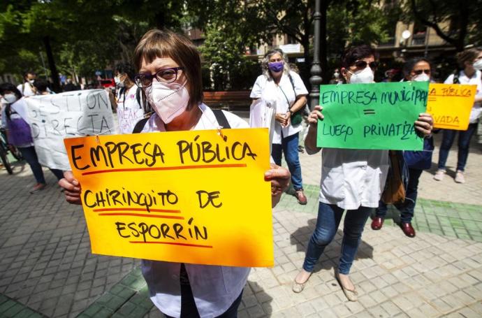 Protesta de las trabajadoras familiares, este viernes frente a la sede del PSN.