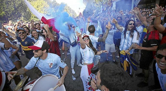 La animosa hinchada argentina, desplegando toda su alegría con bombos, cánticos y bengalas en los aledaños de El Sadar antes del encuentro.