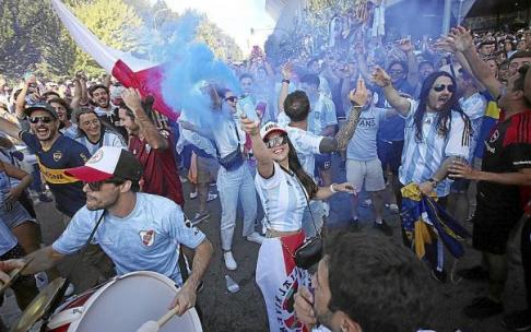 La animosa hinchada argentina, desplegando toda su alegría con bombos, cánticos y bengalas en los aledaños de El Sadar antes del encuentro.