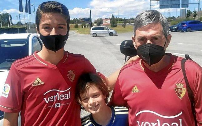 Markel y Adriel Ros, junto a su abuelo Chus Isaba.